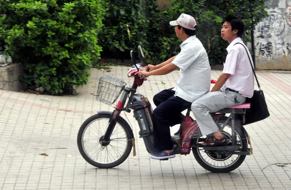 Ciclistas Chinos Montan Bicicleta Eléctrica Una Carretera Ciudad Shenzhen Provincia — Foto de Stock