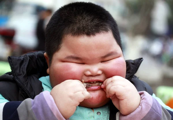 Den Fetaste Barnet Zhihao Äter Bbq Mat Foshan Sydöstra Chinas — Stockfoto