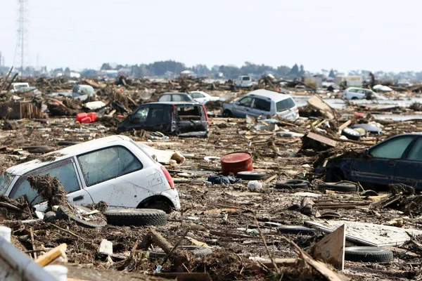 2011年3月13日 仙台で発生したマグニチュード9 0の地震による津波被害の残骸に車が描かれています — ストック写真