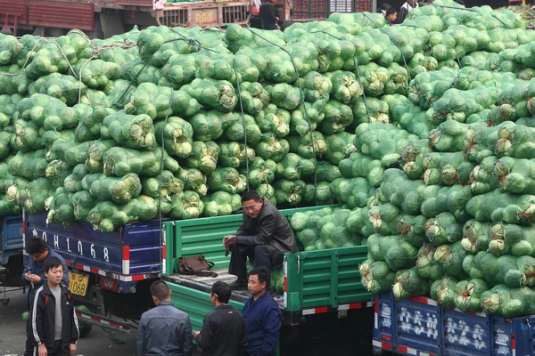 Los Agricultores Son Vistos Por Montones Coles Sin Vender Mercado — Foto de Stock