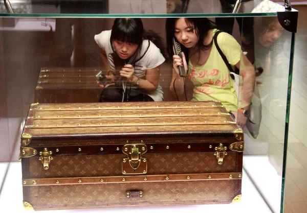 Les Visiteurs Regardent Une Valise Exposée Lors Exposition Louis Vuitton — Photo