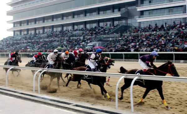 Plik Jockeys Konkurować Wyścigach Konnych Orient Lucky City International Racecourse — Zdjęcie stockowe