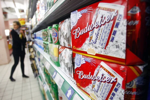 2010年12月9日 中国上海一家超市的货架上出售百威啤酒罐 — 图库照片