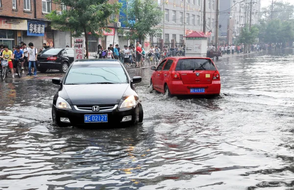 Samochody Poruszają Się Powoli Zalane Ulicy Ciężkim Deszczu Mieście Xingtai — Zdjęcie stockowe