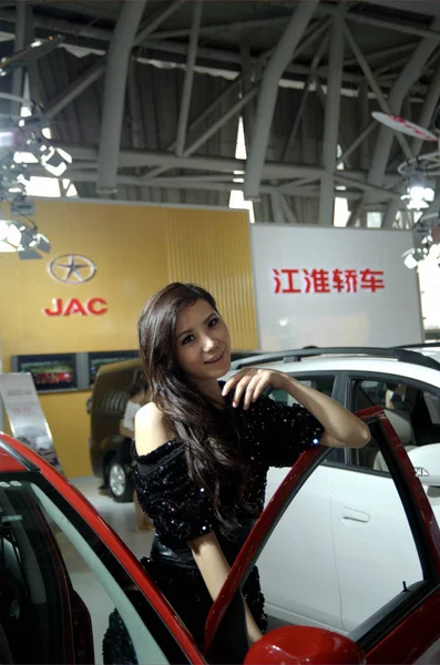 Model Pozuje Stoisku Jac Motors Podczas Pokazu Auto Nanjing Wschodnia — Zdjęcie stockowe