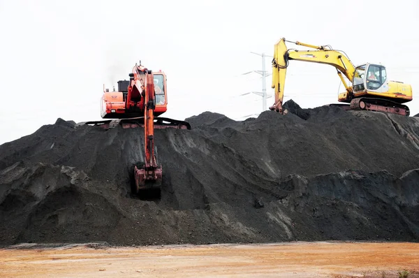 Las Excavadoras Transportan Mineral Hierro Puerto Qingdao Ciudad Qingdao Este — Foto de Stock