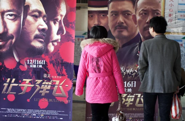 Les Cinéphiles Chinois Regardent Les Affiches Film Let Bullets Fly — Photo