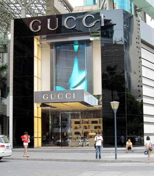 Los Residentes Locales Pasan Por Delante Una Boutique Gucci Distrito — Foto de Stock