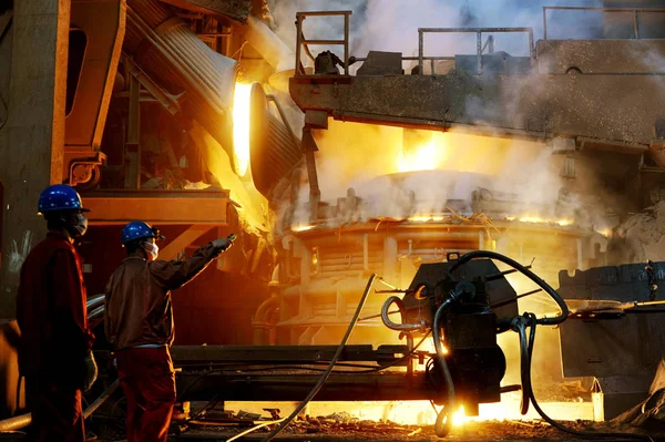 Trabajadores Chinos Trabajan Frente Horno Una Planta Acero Dongbei Special — Foto de Stock