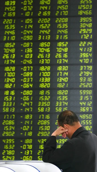 2011 東中国安徽省阜陽市で証券家に株価 価格の落下のためグリーン 見て中国投資家 — ストック写真