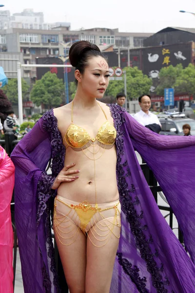 Modelo Vestindo Lingerie Dourada Coloca Durign Show Cidade Changsha Província — Fotografia de Stock