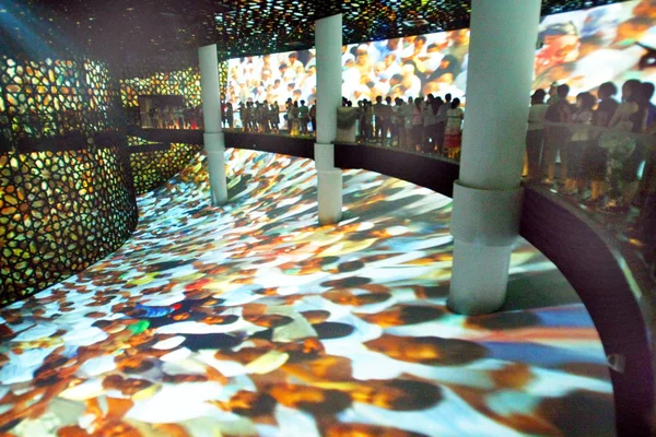 訪問者は 2010 上海で万博のサウジアラビア館に巨大なディスプレイに表示されているムービーを見る — ストック写真