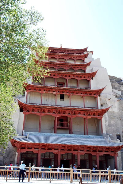 Ziyaretçiler Dunhuang Şehir Mogao Grottoes Görülür Kuzeybatı Chinas Gansu Eyaleti — Stok fotoğraf