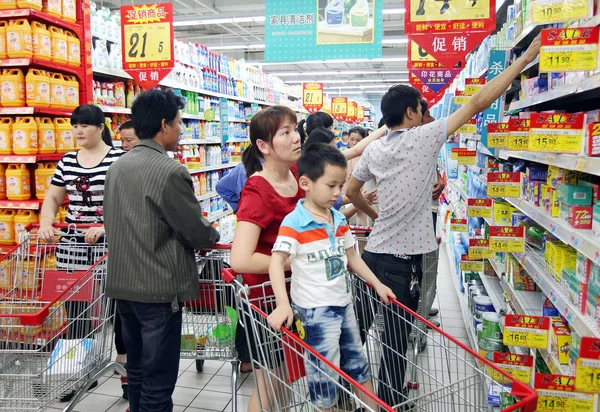Clientes Chinos Compran Productos Básicos Supermercado Ciudad Zhuji Provincia Chinas —  Fotos de Stock