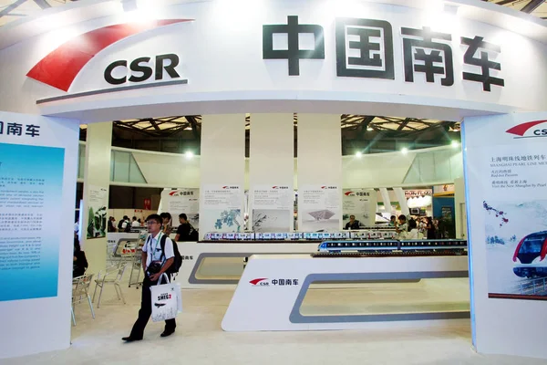 Besökare Tittar Modell Tåg Monter Csr China South Locomotive Rullande — Stockfoto