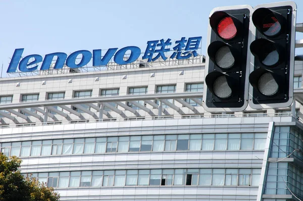 Eine Rote Ampel Vor Dem Lenovo Bürogebäude Shanghai China März — Stockfoto