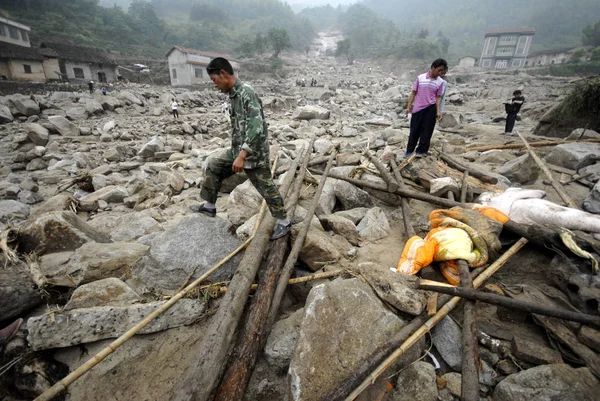 Local Villagers Search Survivors Victims Devastation Mudslide Guanshan Village Zhanqiao — Stock Photo, Image