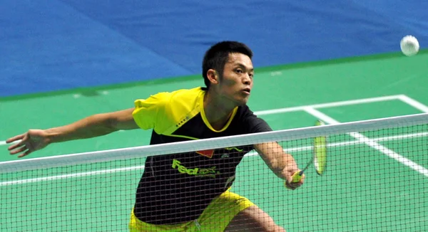 中国リン ダンは 上海で開催された中国 オープン バドミントン トーナメントで 香港のウォン ウィング第2ラウンド マッチにてショットを返す 11月24日2011 — ストック写真