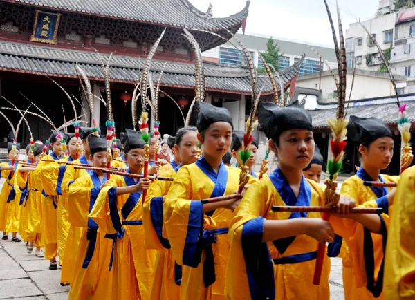 伝統的な中国の衣装を着た若い学生は 2011年9月28日 福建省福州市の孔子廟で孔子の誕生日2 562を記念する式典に出席しました — ストック写真