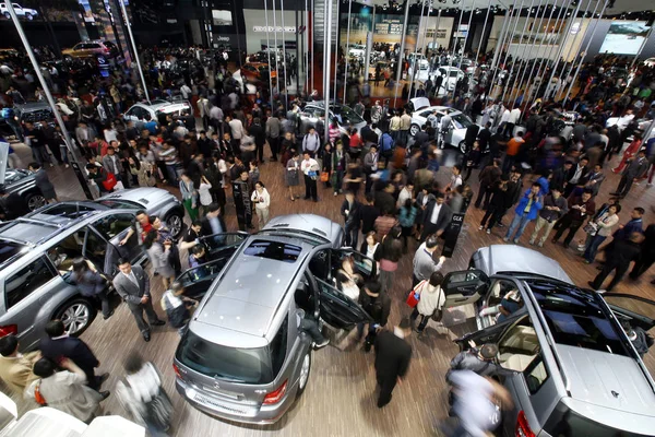 Multitud Visitantes Fijan Los Coches 14ª Exposición Internacional Industria Automotriz — Foto de Stock