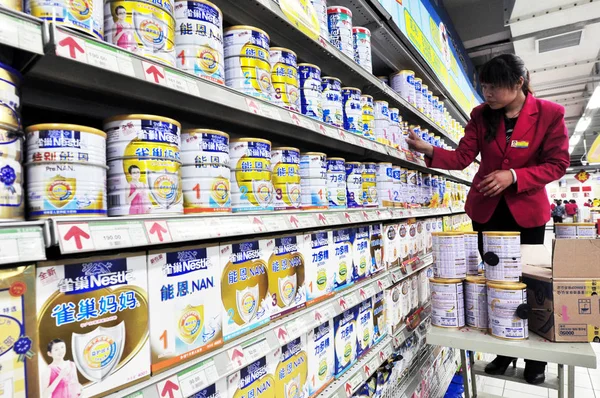 Kínai Munkavállaló Hozza Tins Nestle Tejpor Polcon Egy Szupermarket Zouping — Stock Fotó