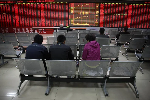 Китайские Инвесторы Смотрят Цены Акций Красный Роста Цен Брокерской Компании — стоковое фото