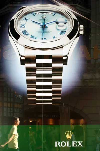 Des Résidents Passent Devant Une Publicité Pour Les Montres Rolex — Photo