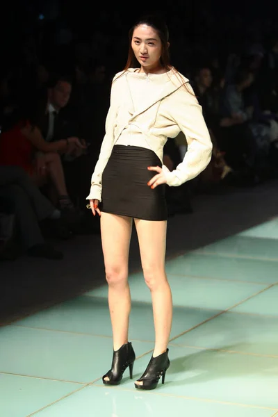Ein Model Posiert Auf Der Modenschau Von Camilla Wellton Während — Stockfoto