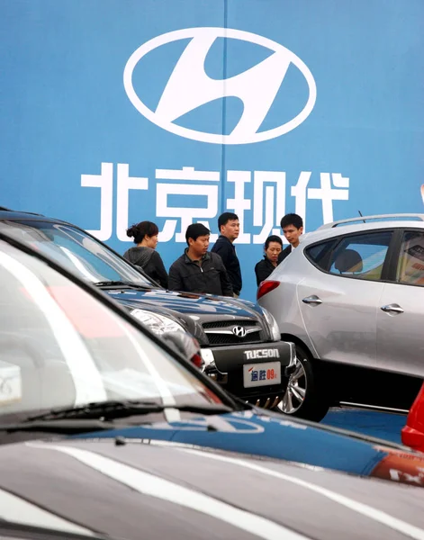 Επισκέπτες Δείχνουν Αυτοκίνητα Της Hyundai Κατά Διάρκεια Μιας Εκπομπής Αυτοκινήτων — Φωτογραφία Αρχείου