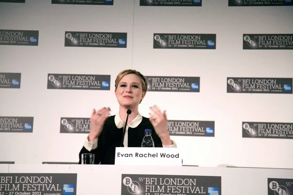 私たち女優エヴァン レイチェル ウッドは Bfi ロンドン映画祭 英国のロンドンで 2011 日の映画の記者会見で話す — ストック写真