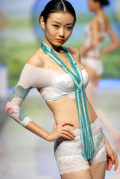 Ordifen カップ中国ランジェリー デザイン コンテスト 2011 2012年春 夏のファッションウィークで北京 2011 — ストック写真