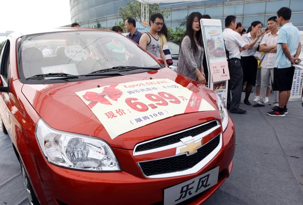 Visitantes Miran Chevrolet Lova Shanghai Una Empresa Conjunta Entre Saic — Foto de Stock