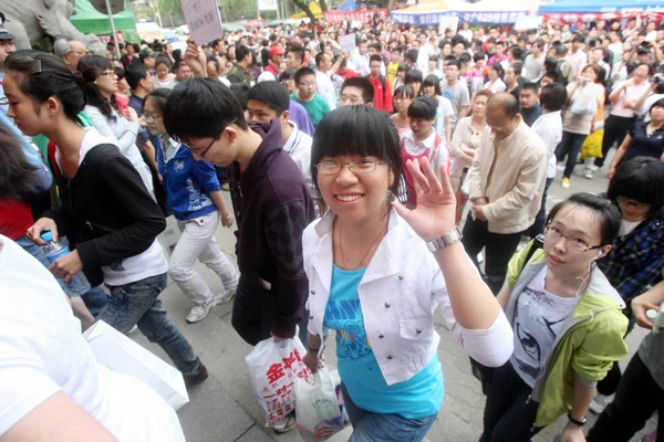 2011年6月7日 中国学生来到中国东北黑龙江省哈尔滨市参加一年一度的全国高考现场 — 图库照片