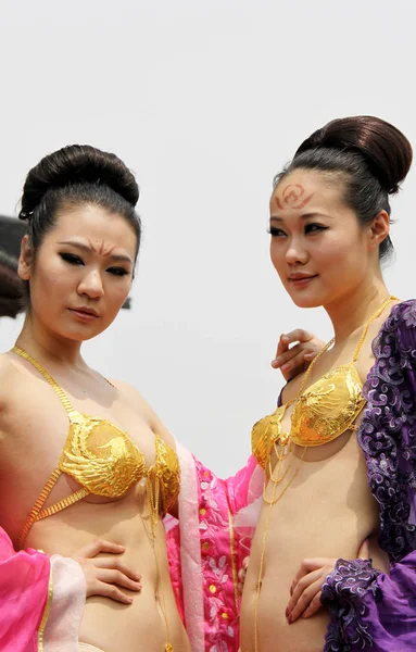 ゴールドのランジェリーを身に着けているモデルはポーズ Durign 長沙市 中央中国湖南省 2011 日のショー — ストック写真