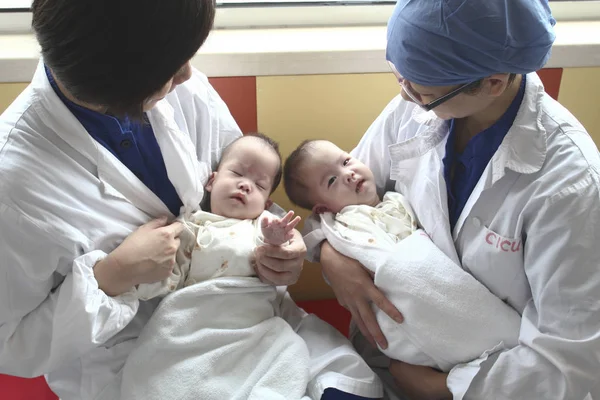 Twin Sisters Xin Xin Held Nurses Surgery Shanghai Childrens Medical — Stock Photo, Image