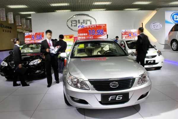 Visitantes Olham Para Carros Byd Durante Uma Exposição Automóveis Cidade — Fotografia de Stock