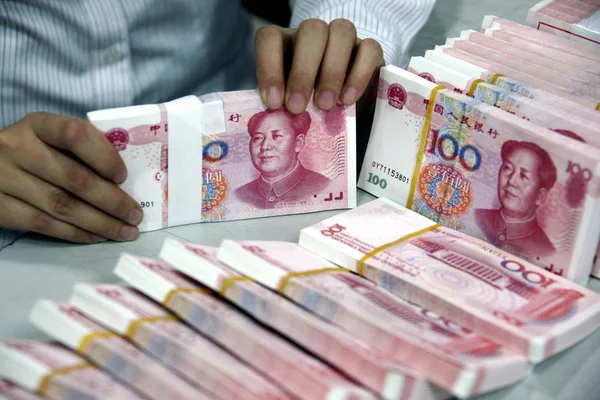 店員は 2011年3月21日 中国東部安寧省華北市の銀行で人民元 人民元 人民元紙幣を数える — ストック写真