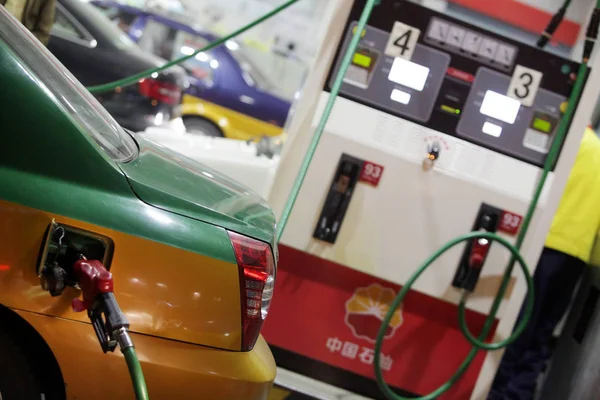 Araba Pekin Bir Benzin Istasyonunda Yakıt Ediliyor Çin Nisan 2011 — Stok fotoğraf