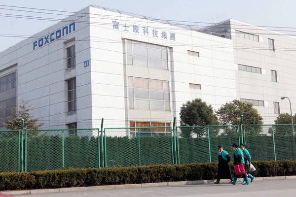 Sıhhi Tesisat Işçileri Şangay Foxconn Songjiang Tesisi Geçmiş Yürümek Çin — Stok fotoğraf