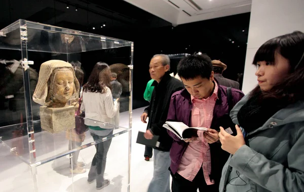 Visitantes Olham Para Uma Estátua Durante Exposição Culture Chanel Museu — Fotografia de Stock