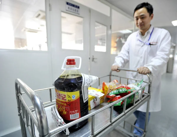 Trabajador Chino Prepara Carrito Alimentos Para Una Prueba Aditivos Alimentarios — Foto de Stock