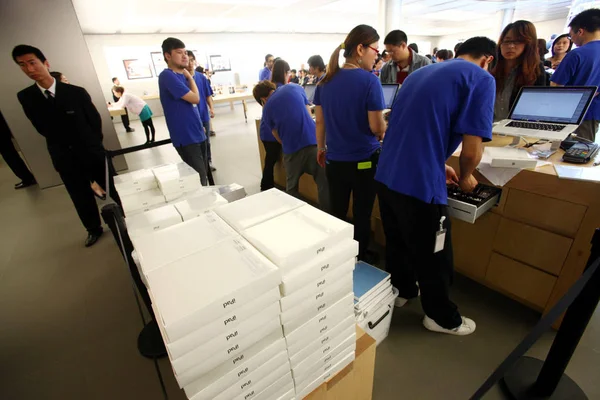 Vásárlók Megvenni Ipad Tablet Egy Apple Store Lujiazui Pénzügyi Negyedében — Stock Fotó