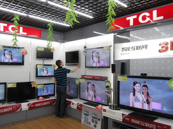 Datei Ein Kunde Wird Stand Von Tcl Einem Elektrogerätegeschäft Nanjing — Stockfoto