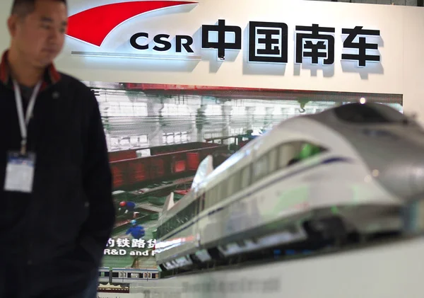 Man Går Förbi Ett Stativ Csr China South Locomotive Rullande — Stockfoto