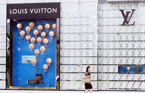 Eine Chinesische Frau Spaziert Der Boutique Louis Vuitton Internationalen Finanzzentrum — Stockfoto