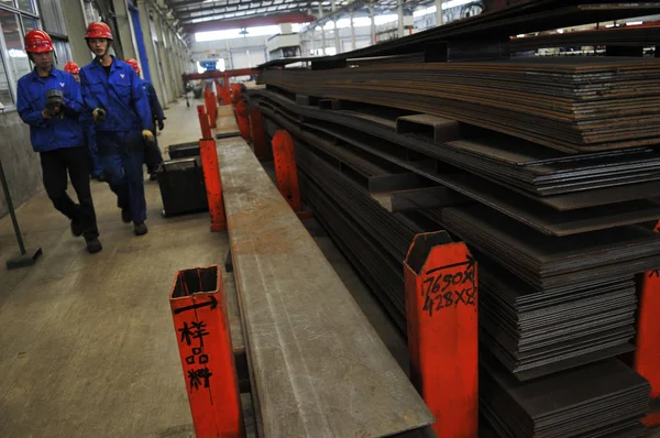 Trabalhadores São Vistos Uma Fábrica Aço Rizhao Leste Província Chinas — Fotografia de Stock
