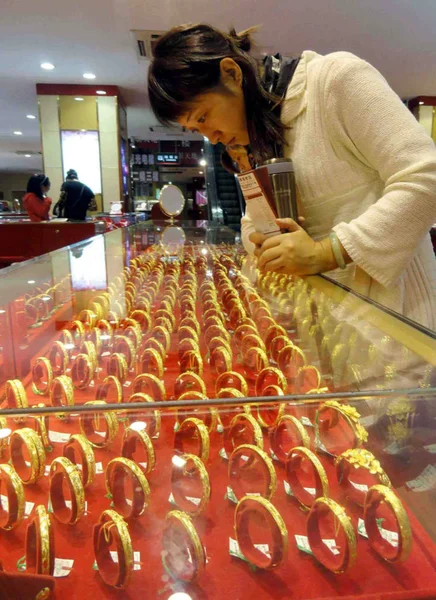 蘇州市にあるゴールド ブレスレットを購入する中国人顧客店 東中国江蘇省 10月3日2011 — ストック写真
