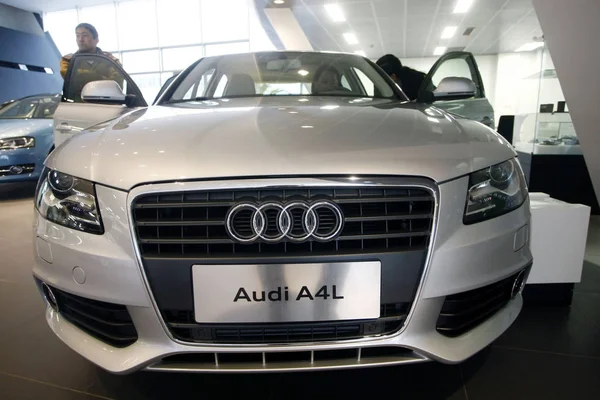 Chinese Car Buyer Tries Out Audi A4L Audi Dealership Shanghai — Stock Photo, Image