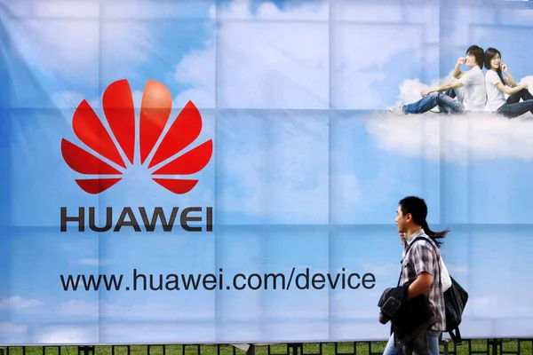 Los Visitantes Pasan Junto Anuncio Huawei Durante Expo Comm China — Foto de Stock