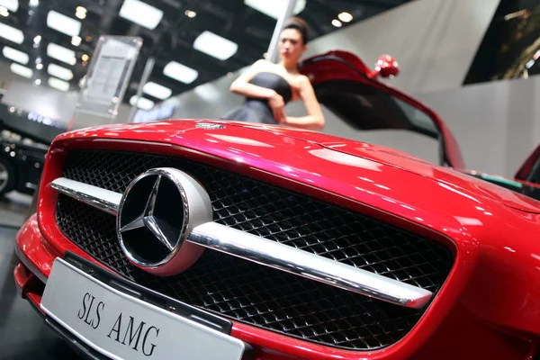 Modell Poserar Med Mercedes Benz Sls Amg 2011 Kina Peking — Stockfoto